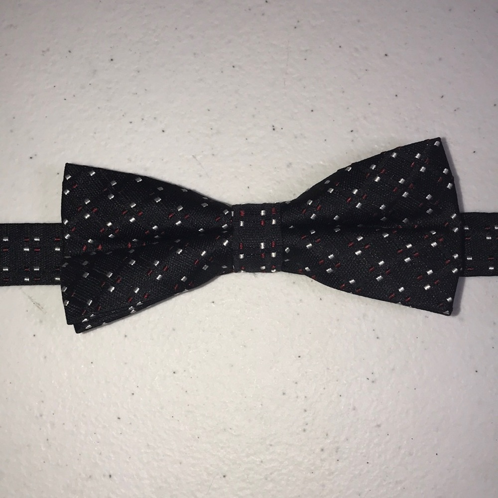 Van Heusen, Bow Tie, Like New, %100 Silk, Black, Silver & Red Design